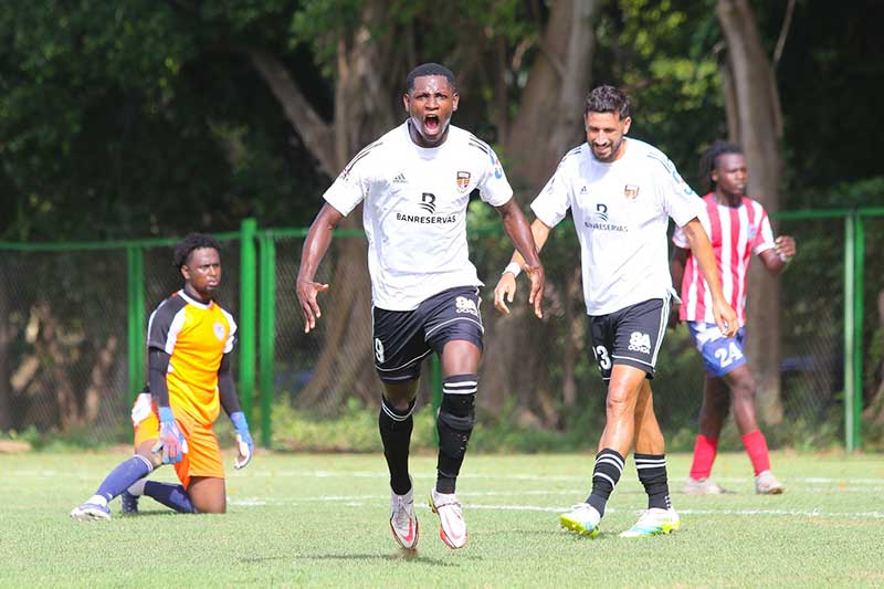 Con un doblete de Erick Japa el Cibao FC se impuso 3-1 a los Delfines del Este y se ubicó en la primera posición de la Liga Dominicana de Fútbol (LDF 2022), en partido de la jornada 13 celebrado el domingo en el estadio del Parque del Este.