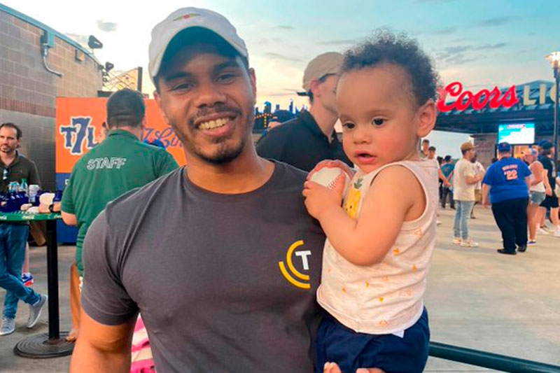 Fanático dominicano con su bebé atrapa jonrón de su compatriota Starling Marte