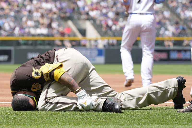 Los Padres verán cómo se siente el antesalista estrella Manny Machado, un día después de que se torció el tobillo izquierdo mientras se caía al batear un roletazo.