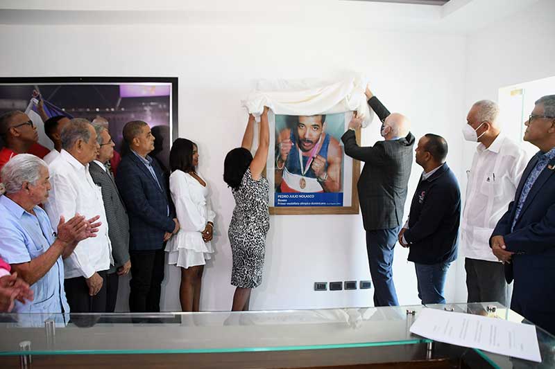 El Comité Olímpico Dominicano (COD) desvelizó un cuadro con la foto del fenecido boxeador Pedro Julio Nolasco, primer atleta que obtuvo una medalla olímpica para el país en la cita celebrada en Los Ángeles, Estados Unidos, en 1984.