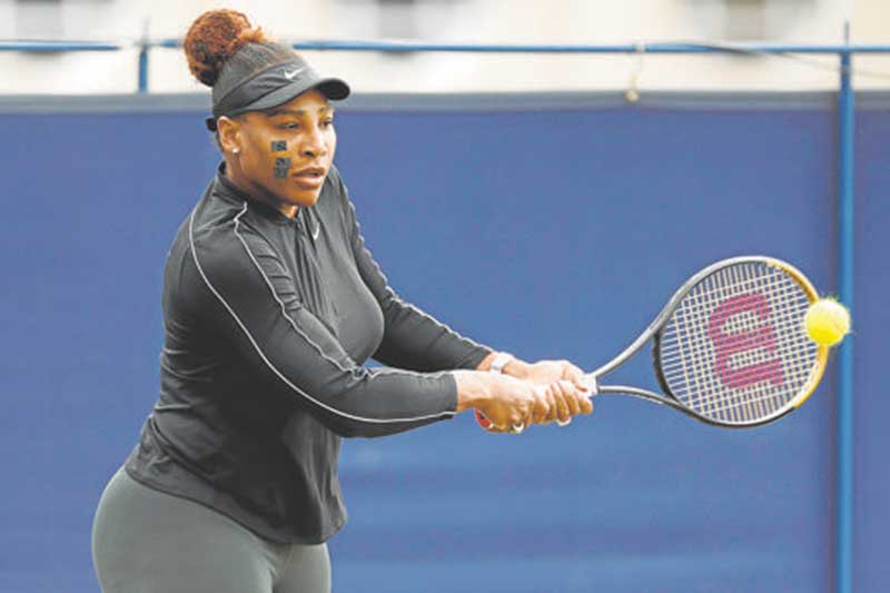 Serena Williams ingresó a la cancha central del torneo Eastbourne y recibió una ovación de pie para su primer partido competitivo de tenis en casi un año.