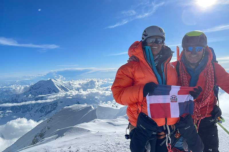 La montañista dominicana Thais Herrera, colocó la bandera tricolor en la cumbre del Denali, la montaña más alta de Norteamérica. Herrera se convirtió así en la primera dominicana en escalar dicha cima.