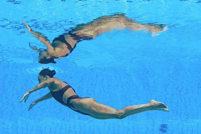 Nadadora se desmaya en plena competencia