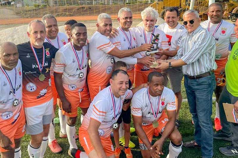 Veteranos de Santiago del Cibao FC campeones invictos fútbol Up-50 del 50