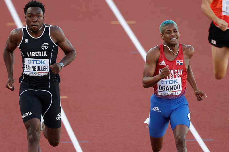 El dominicano Alexander Ogando avanzó anoche a la final en los 200 metros en el Campeonato Mundial de Atletismo, al llegar primero en el segundo heat de la semifinal.