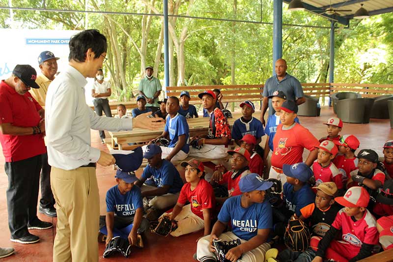 El viernes 1ro. de julio, el Embajador TAKAGI Masahiro entregó 800 guantes de béisbol a la Academia de los Dodgers y al equipo de los Leones del Escogido, así como a Ligas relacionadas, como donación de las compañías japonesas, SETO Seikakusho (Fábrica de cuero SETO), la cual aportó los materiales necesarios y cubrió los costos de producción y transportación; y PROSPECT, que llevó a cabo las coordinaciones de lugar, durante una ceremonia realizada en las instalaciones de la Academia de los Dodgers, ubicada en las afueras de Santo Domingo.