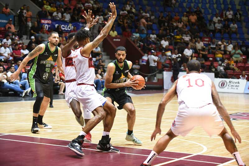 Anyeuri Castillo encestó 25 puntos y los Soles de Santo Domingo Este superaron 84-77 a los Indios de San Francisco de Macorís, en el primer partido de la Semifinal A de la Liga Nacional de Baloncesto (LNB) celebrado en el Mario Ortega.