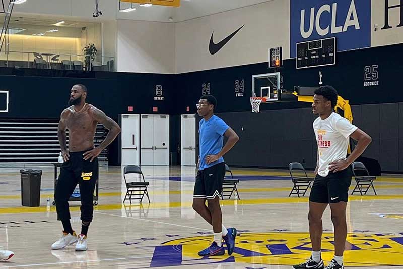 LeBron James junto a sus hijos Bronny y Bryce en un entreno de Lakers