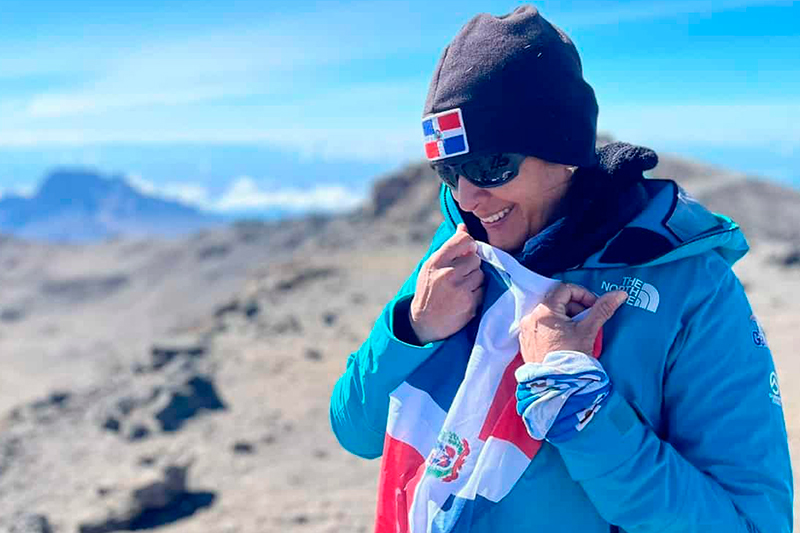 Thais Herrera pone la bandera dominicana en ,la montaña Kilimanjaro