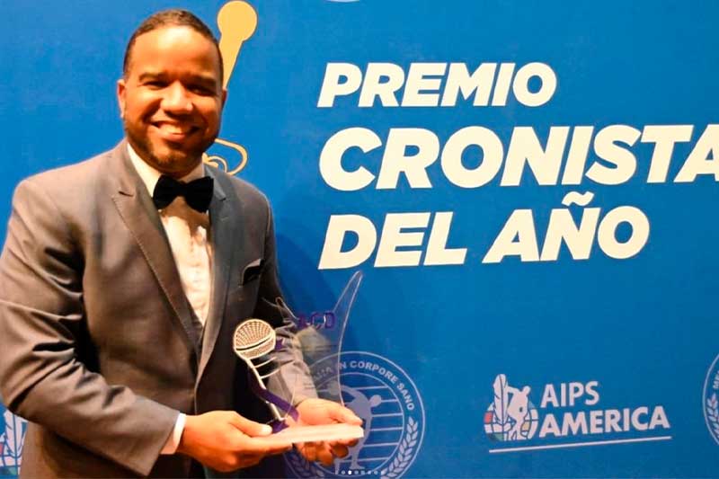 Estrellas felicitan a Manuel Acevedo por premio ACD