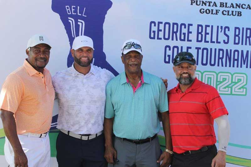 Albert Pujols hizo saque de honor en torneo de golf del pelotero George Bell
