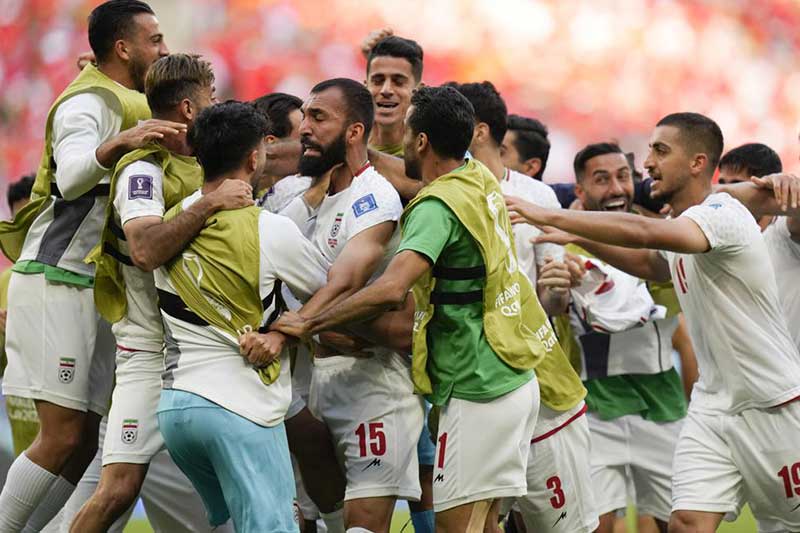 Irán sorprende a Gales con un par de goles en minutos finales