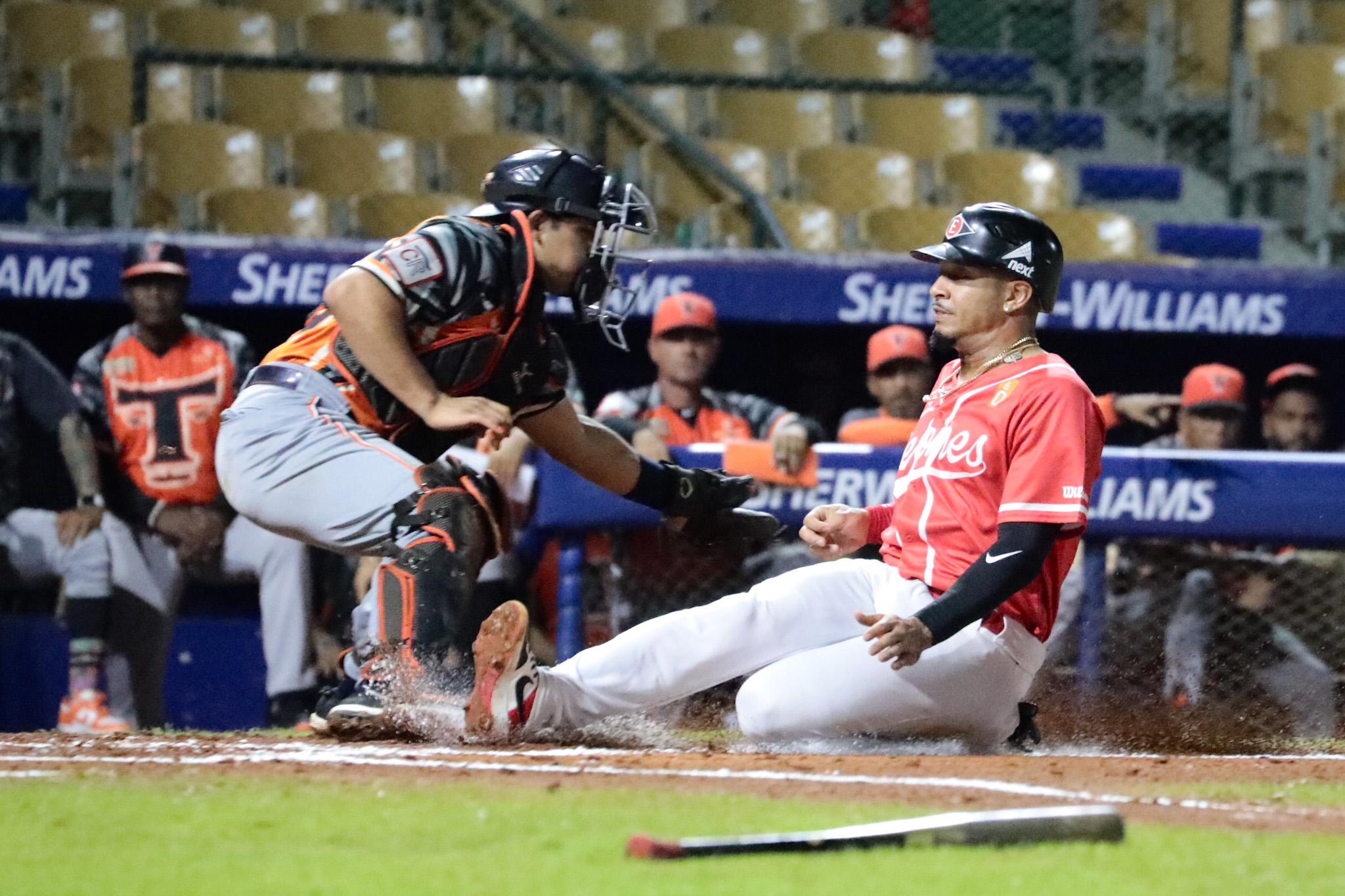 Toros vencen por la mínima a Leones