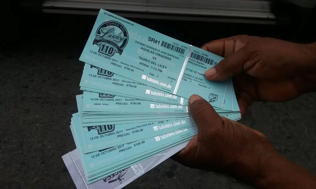 Fanáticos dicen pagaron 4 mil pesos por boletas de 700 a revendedores del estadio Quisqueya