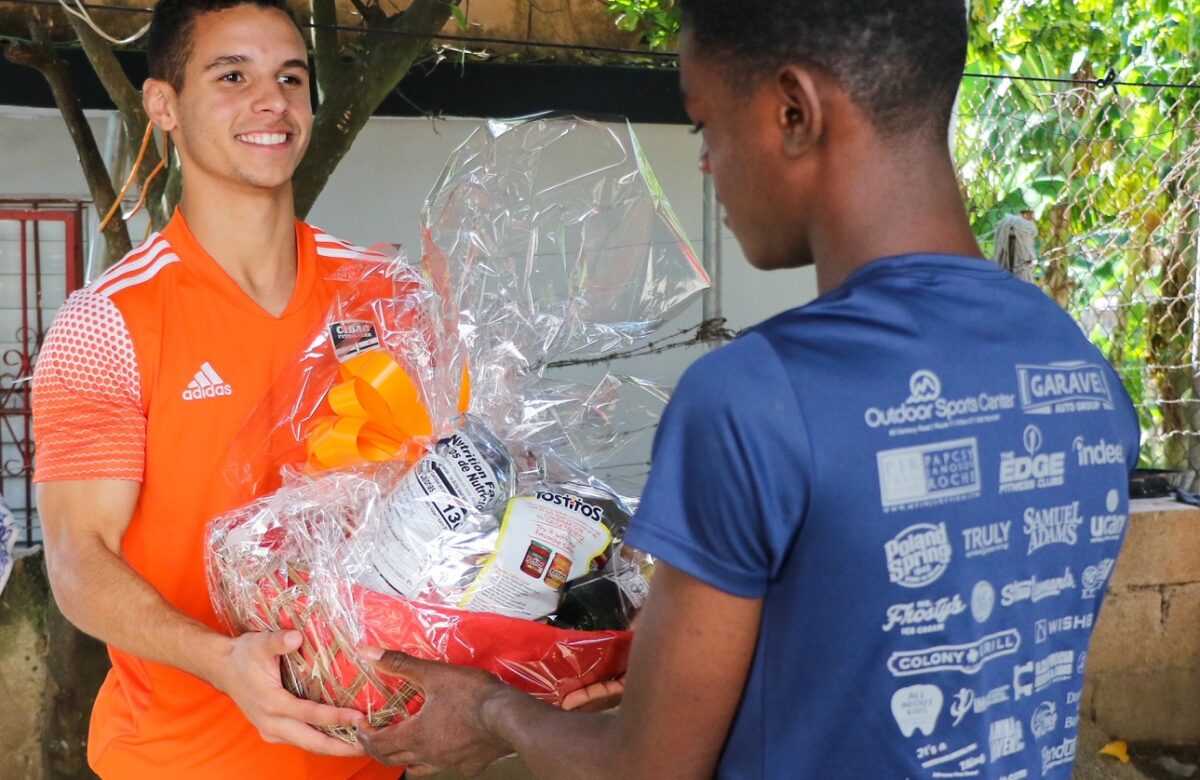 Cibao FC saca lado humano y entrega alimentos a familias en zonas vulnerables