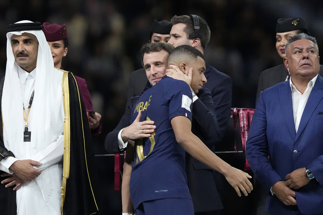 Macron consuela a Mbappé tras derrota de Francia