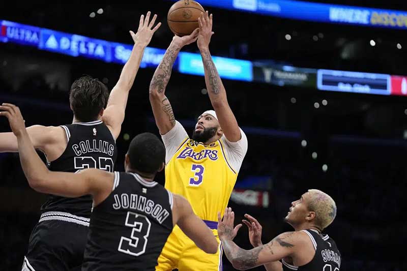 Anthony Davis regresa en victoria de Lakers
