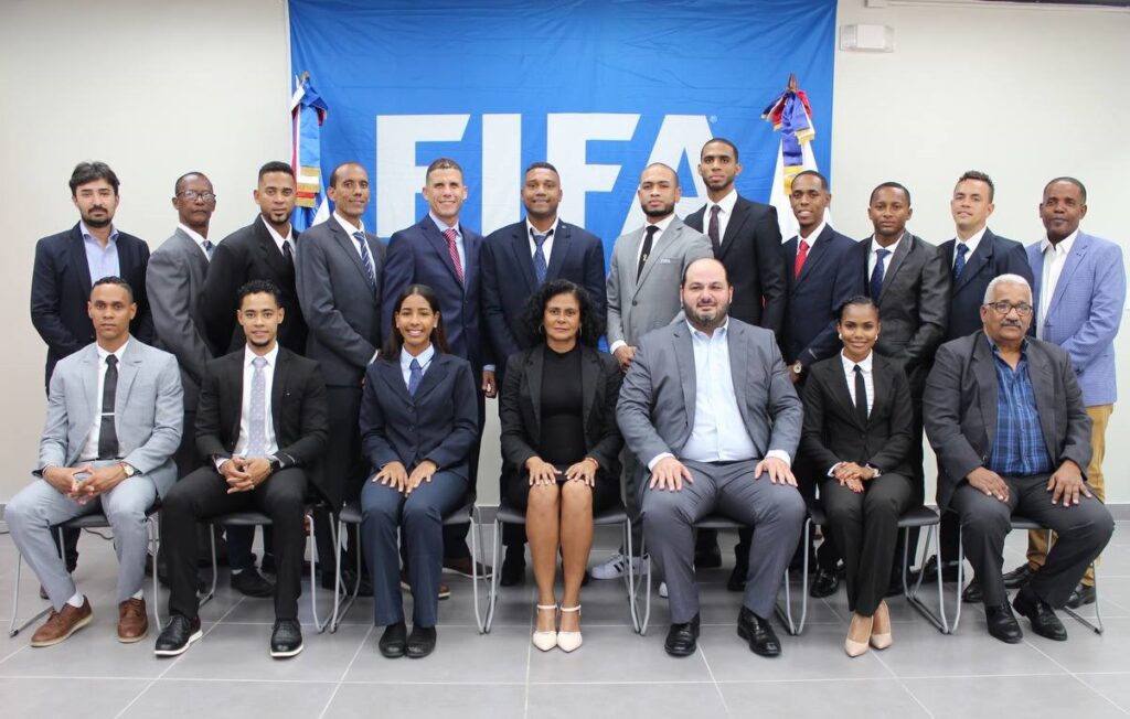 Trece árbitros dominicanos recibieron su gafete internacional FIFA