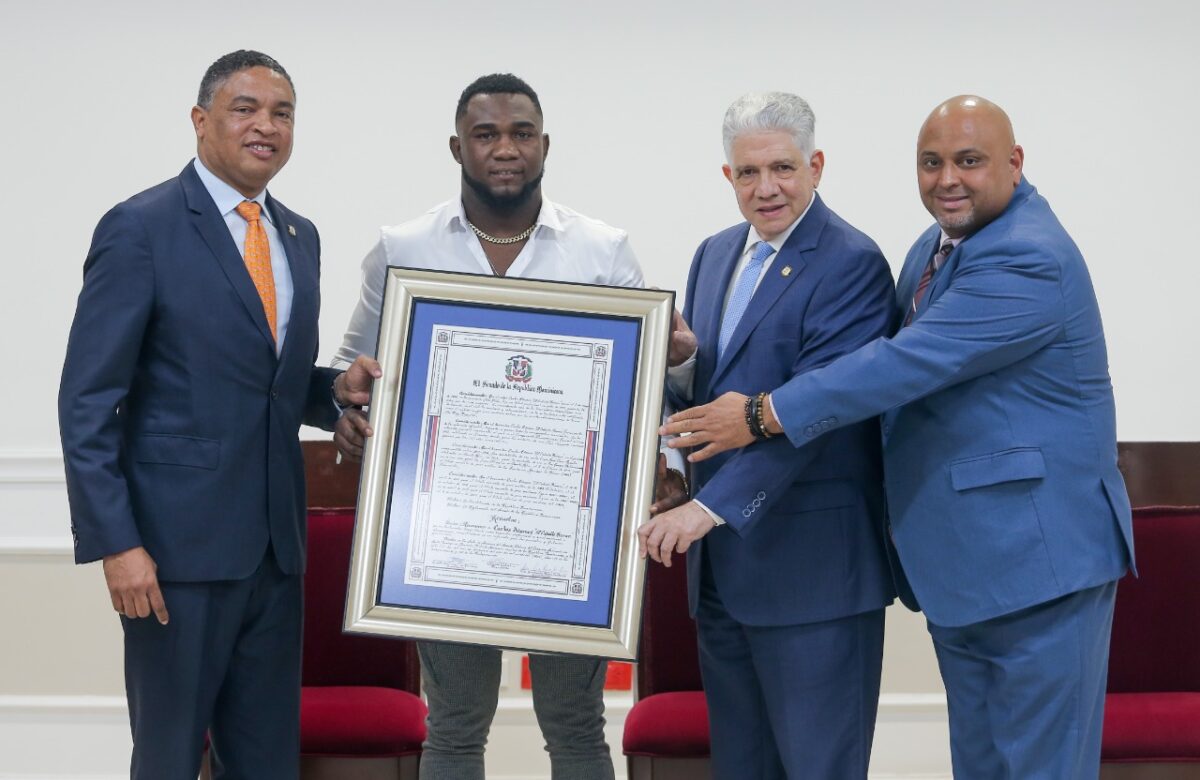 Carlos “Caballo Bronco” Adames es reconocido por el Senado campeón mundial de boxeo