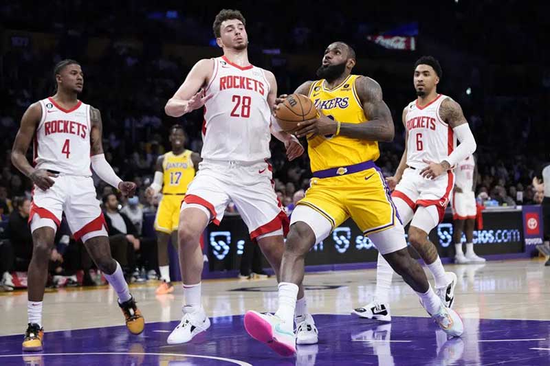 LeBron James anota 48 puntos en derrota de los Lakers