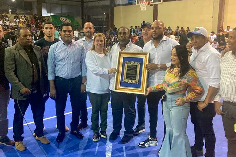 Bárbaros e Infieles ganan en apertura basket carnavalesco La Vega, dedicado a Tony Peña Guaba
