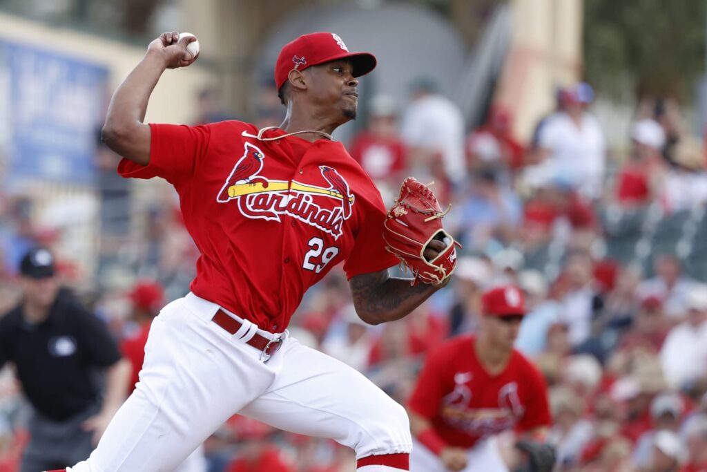 Dodgers acuerdan con el excerrador Alex Reyes (según fuentes)