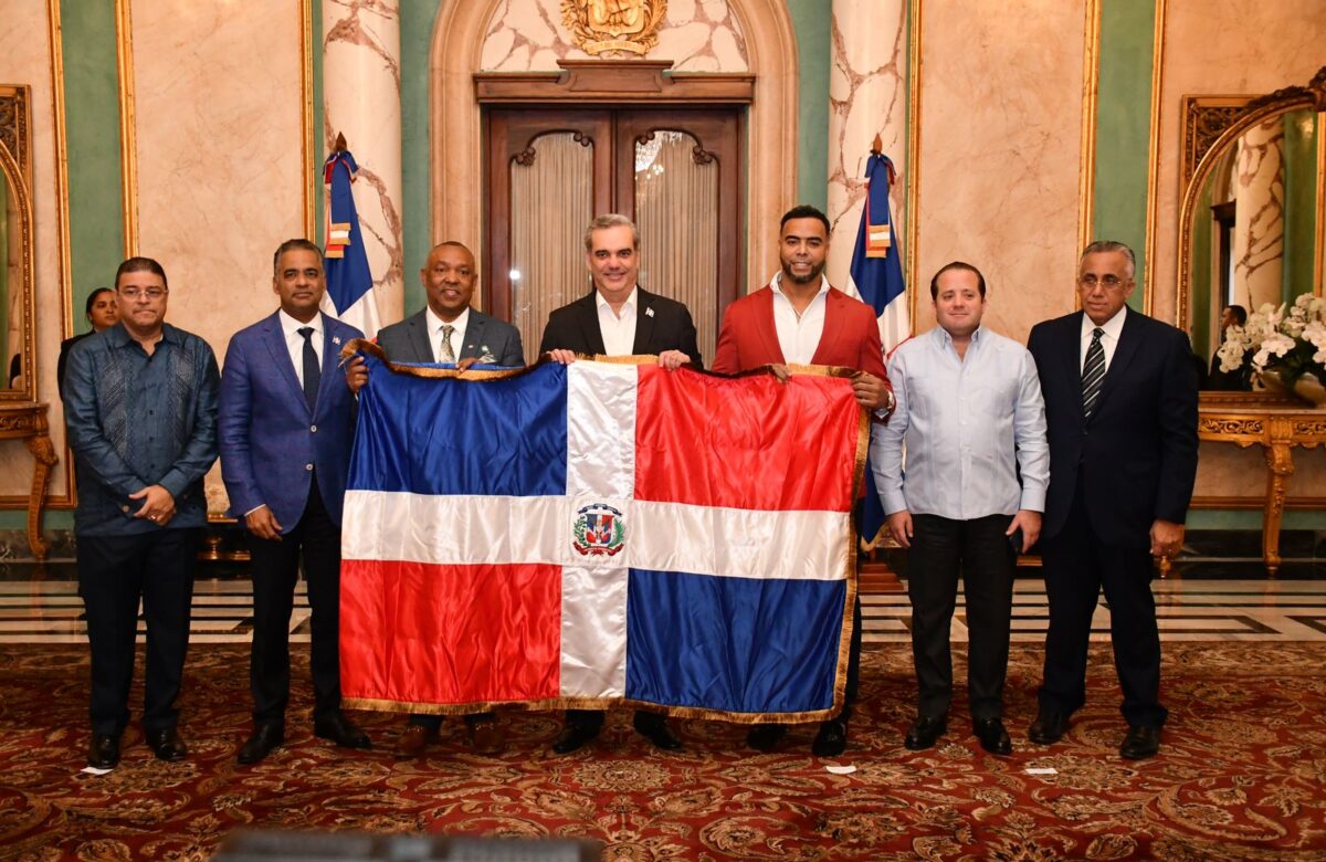 Presidente entrega bandera nacional al equipo del Clásico Mundial
