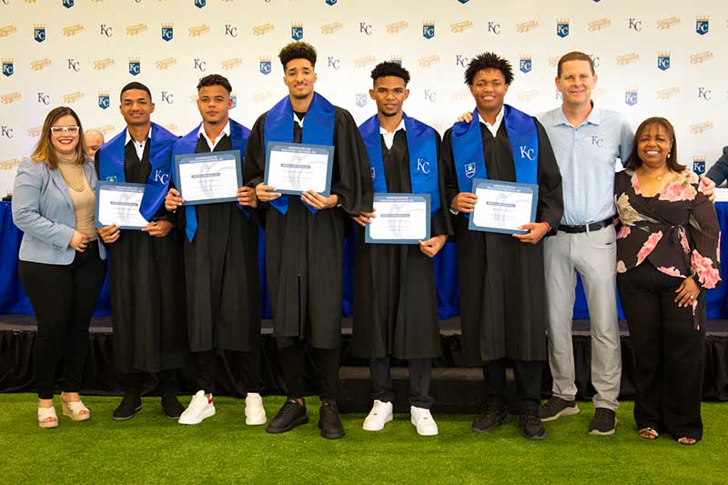 Reales de Kansas City realizan graduación de 24 jugadores