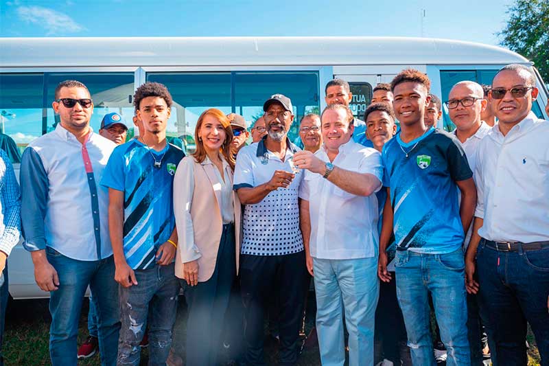 Ministro Paliza entrega moderno autobús a deportistas de Montellano