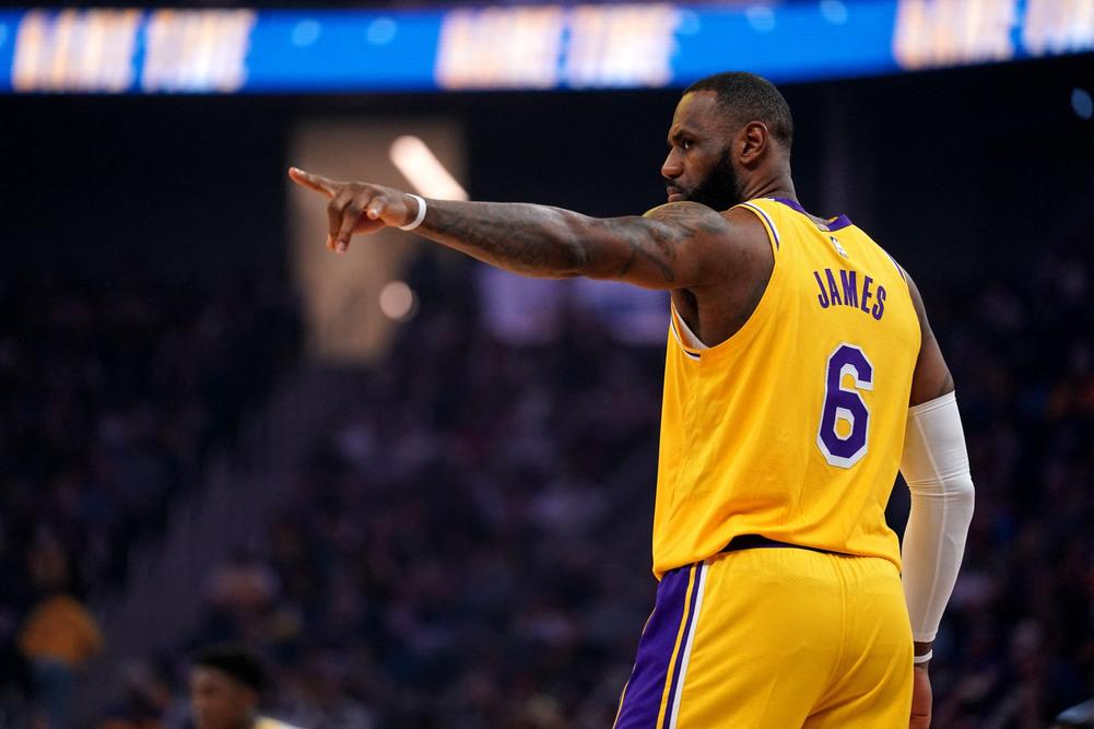 LeBron James está oficialmente disponible para jugar hoy, anunciaron los Lakers