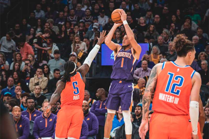 Booker escribe su nombre en la historia de los Suns; Durant se lesiona el tobillo