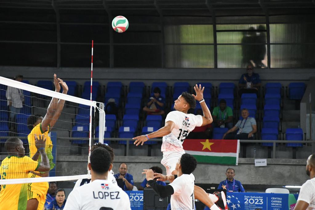 Sexteto voleibol masculino barre en tres sets seguidos a Surinam en los JCC