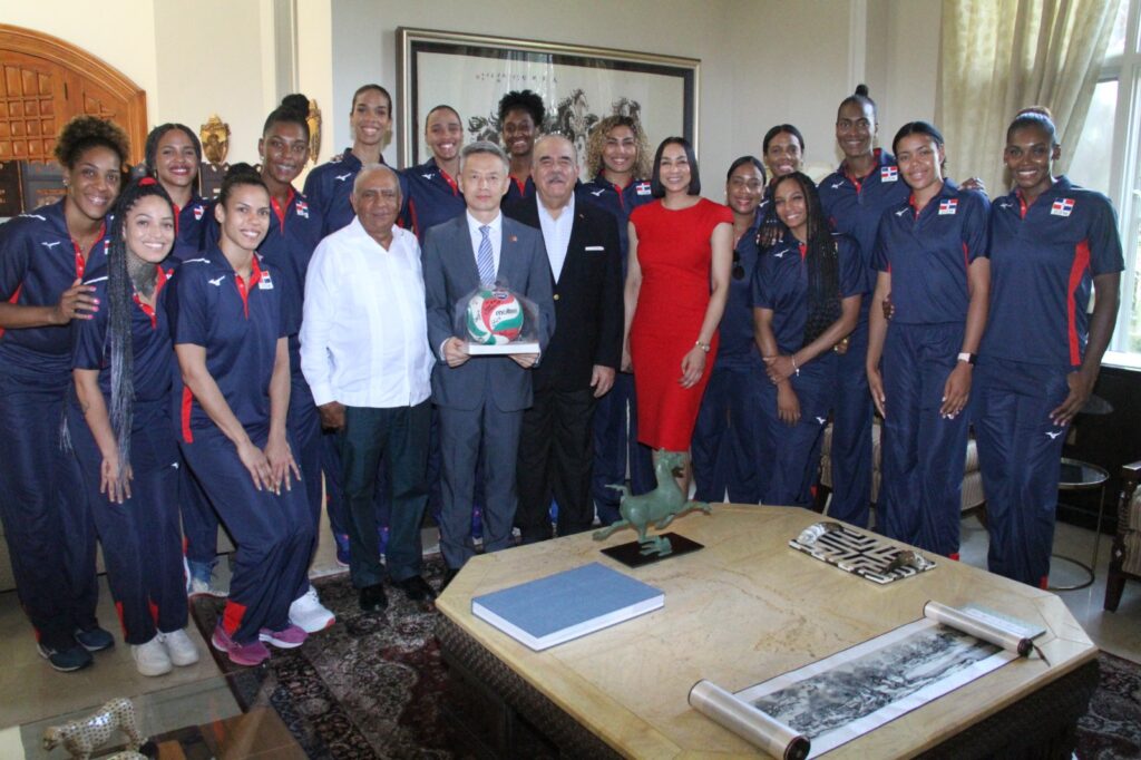 Embajador de la República Popular China en RD recibe en su residencia a las Reinas del Caribe