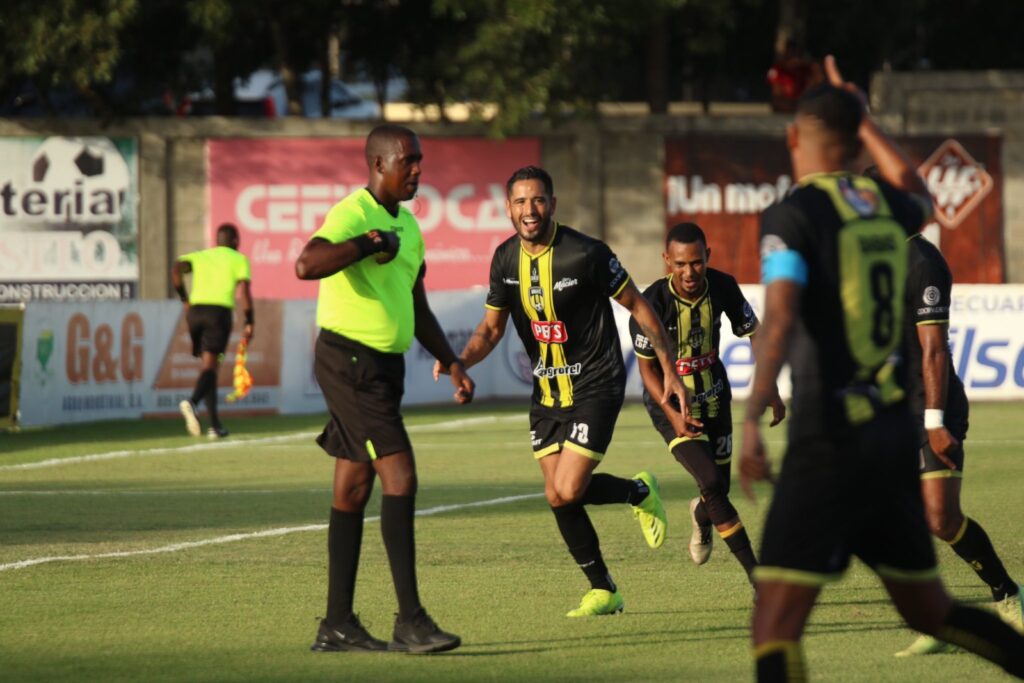 Moca golea en casa y es líder de la Liguilla