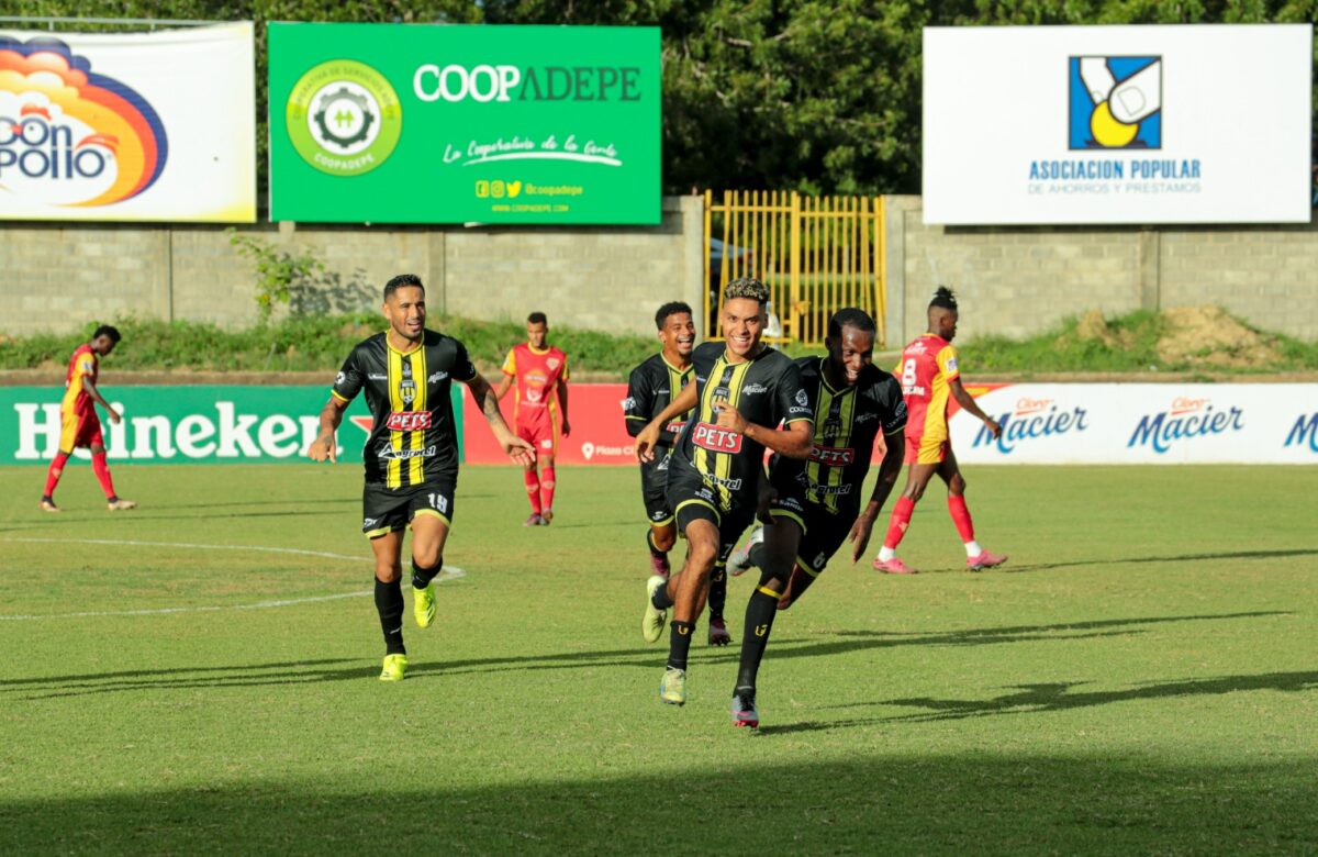 Sebastián Valencia celebra el gol que anotó y le dio el empate en la cima de la Liguilla a Moca FC.