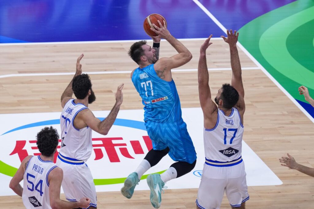 Luka Doncic terminó el verano con victoria ante Italia en el Mundial        
