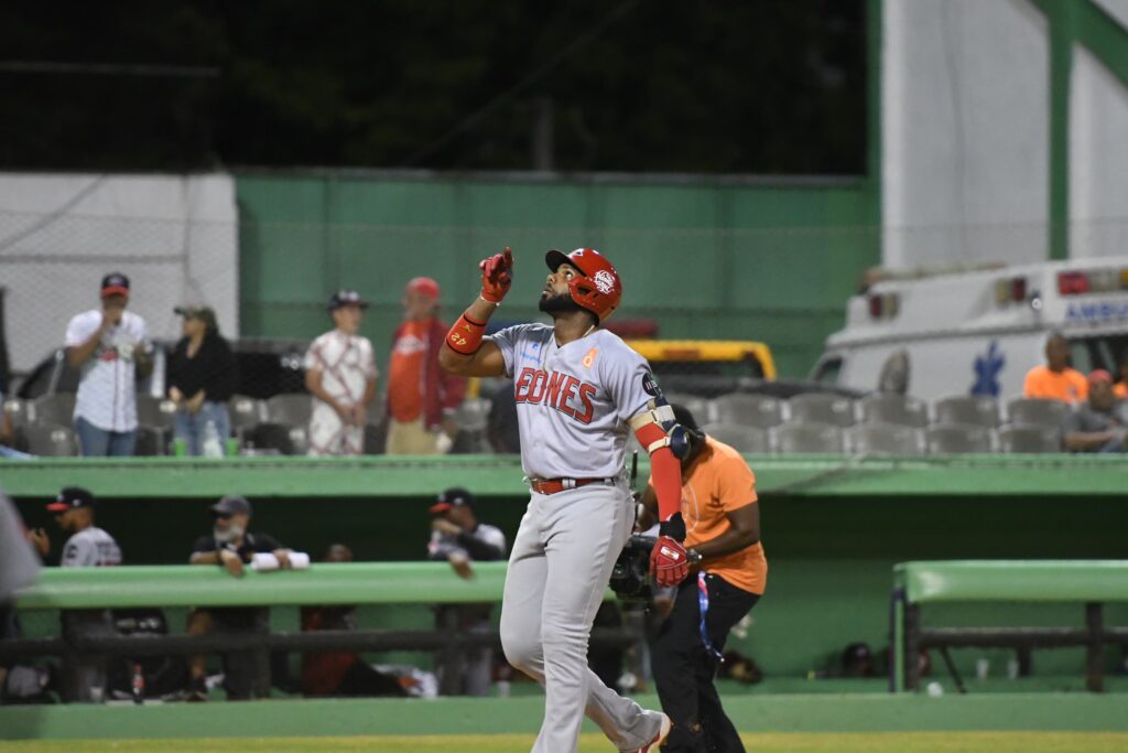 Aderlin Rodríguez  debuta con cuadrangular en derrota de Escogido