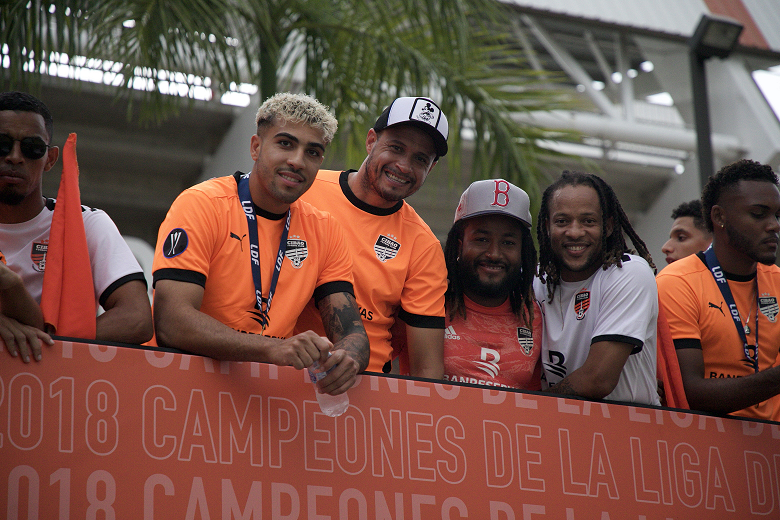 Desfile del Cibao FC tiñe de color naranja a Santiago