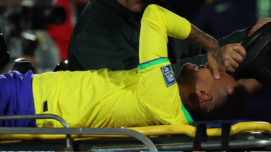 Neymar abandona el partido de Brasil por lesión en la rodilla izquierda