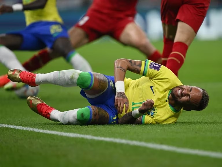 Neymar será sometido a una cirugía tras romperse ligeramente la rodilla