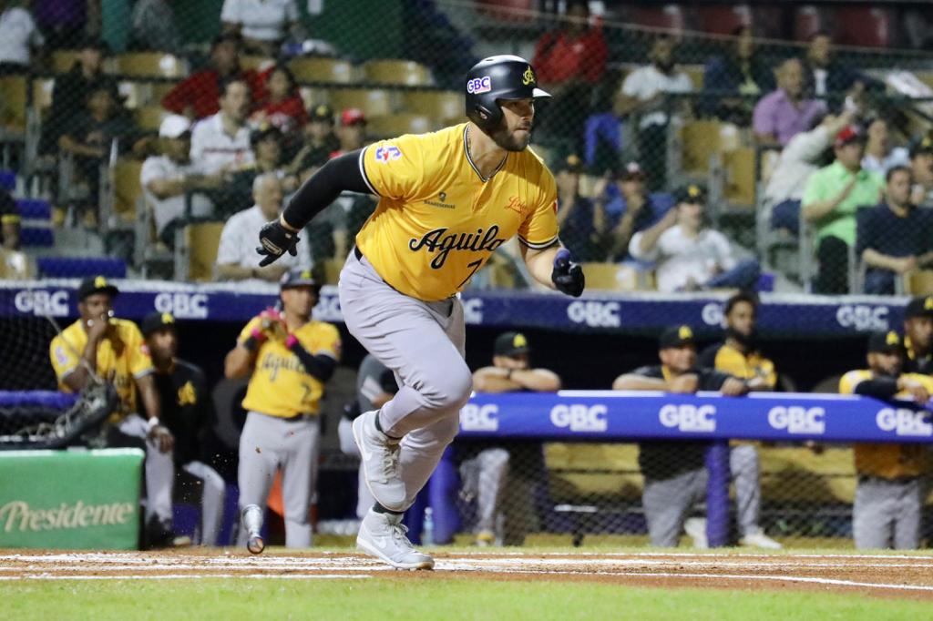 Águilas vuelan alto al derrotar a los Leones en el Quisqueya