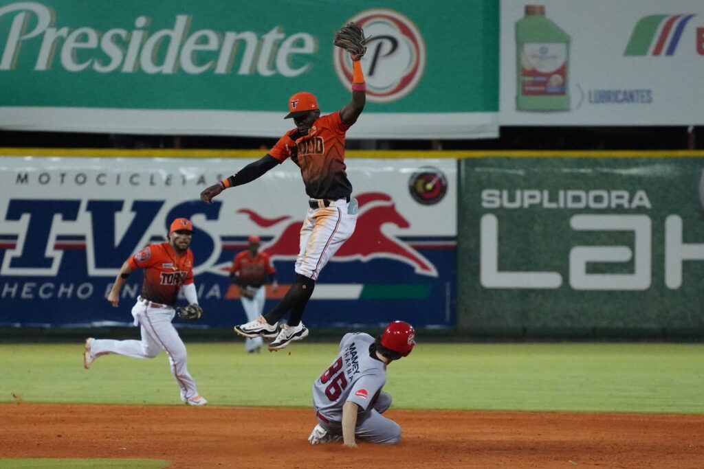 Toros se imponen a los Leones en tenso partido