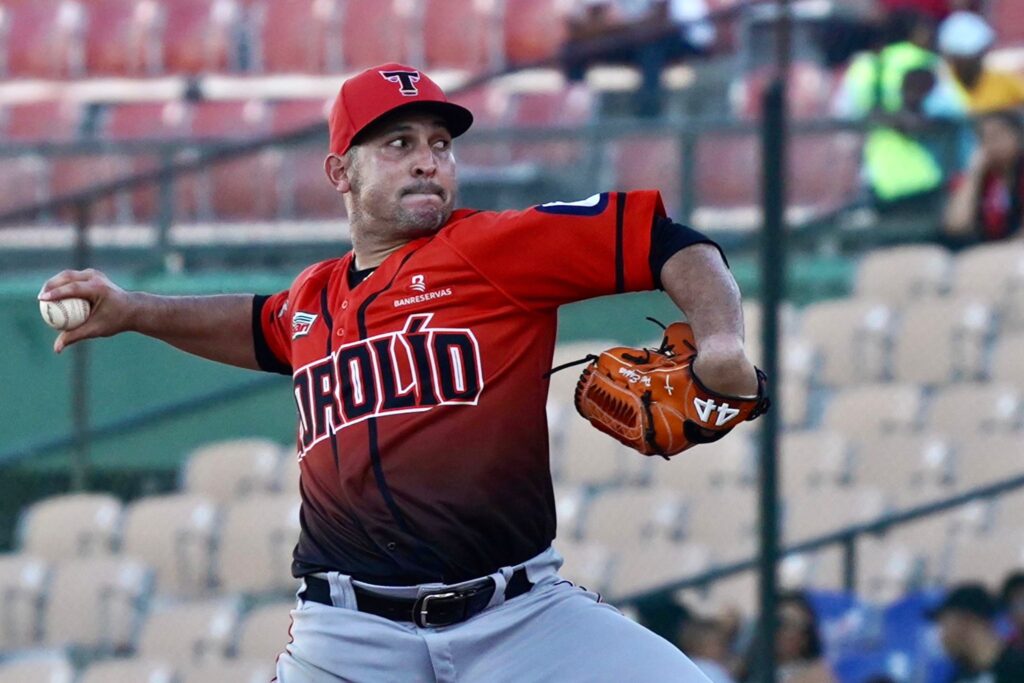 Toros vencen a los Leones con buena labor desde la lomita de Paolo Espino