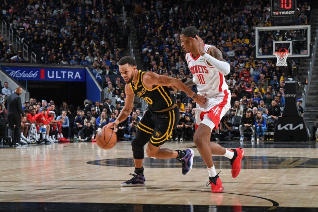 Con 32 puntos de Curry, los Warriors salen de la crisis