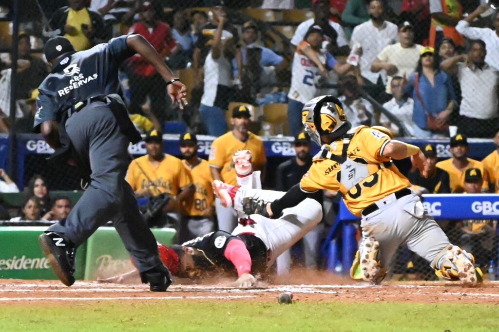 Leones y Águilas dividen honores en doble jornada: Águilas 0 Escogido 2, Águilas 9 Escogido 5