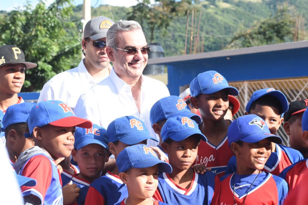 El presidente Luis Abinader junto a peloteros de pequeñas ligas