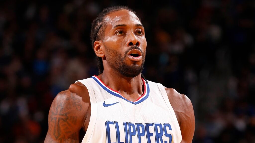 Kawhi Leonard renueva con los Clippers por tres