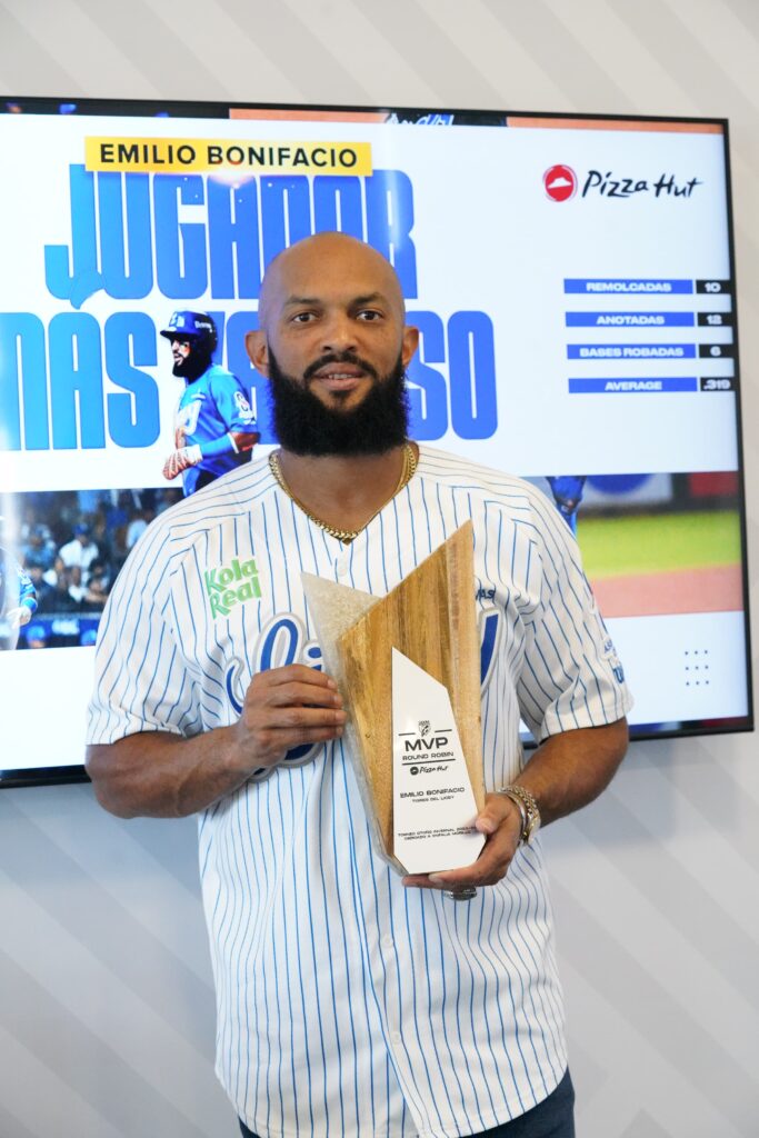 Emilio Bonifacio recibe el premio de Jugador Más Valioso del Round Robin