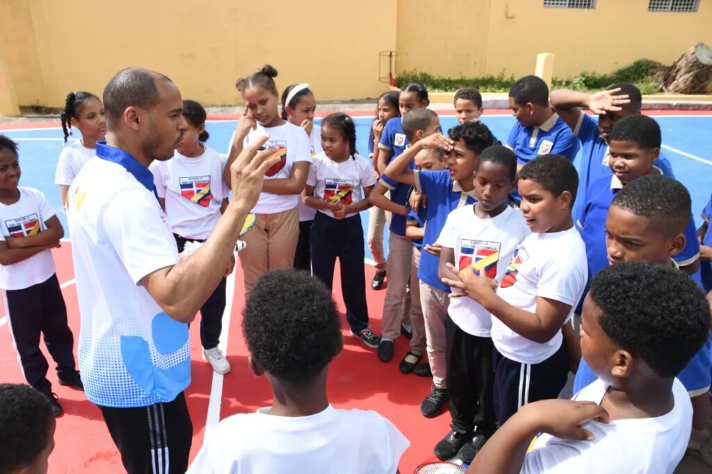 INEFI realiza exhibición y charlas deportivas en la Escuela Básica República de Colombia