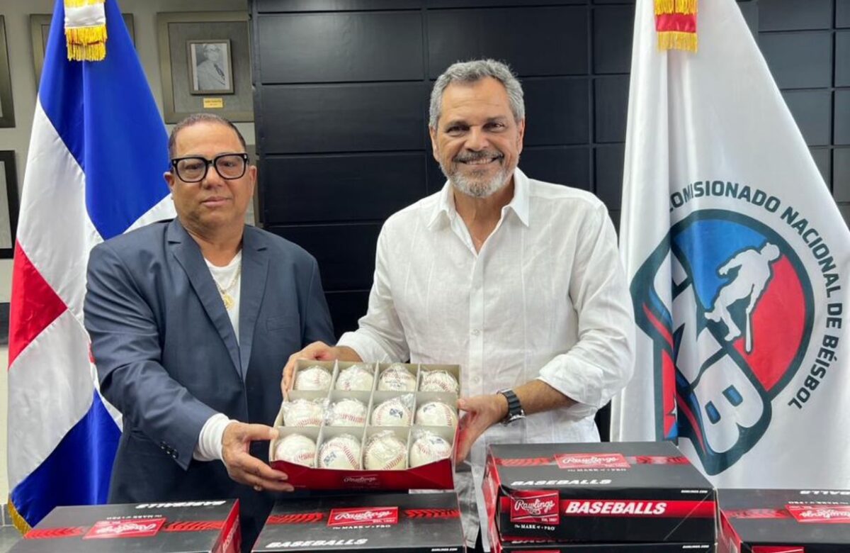 Comisionado Noboa entrega pelotas para torneos de béisbol superior